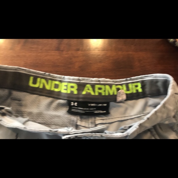 Boys Under Armour shorts - Picture 2 of 2